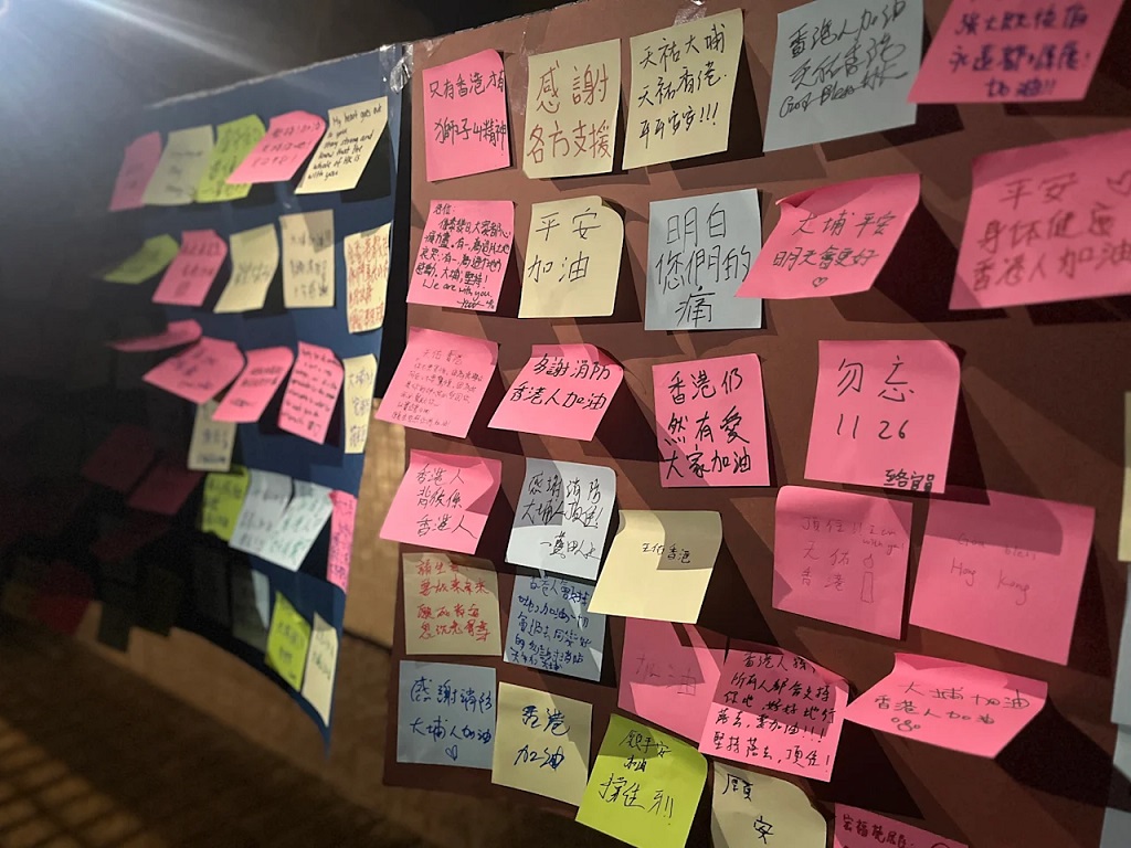 香港市民到大埔宏福苑献花和留言打气