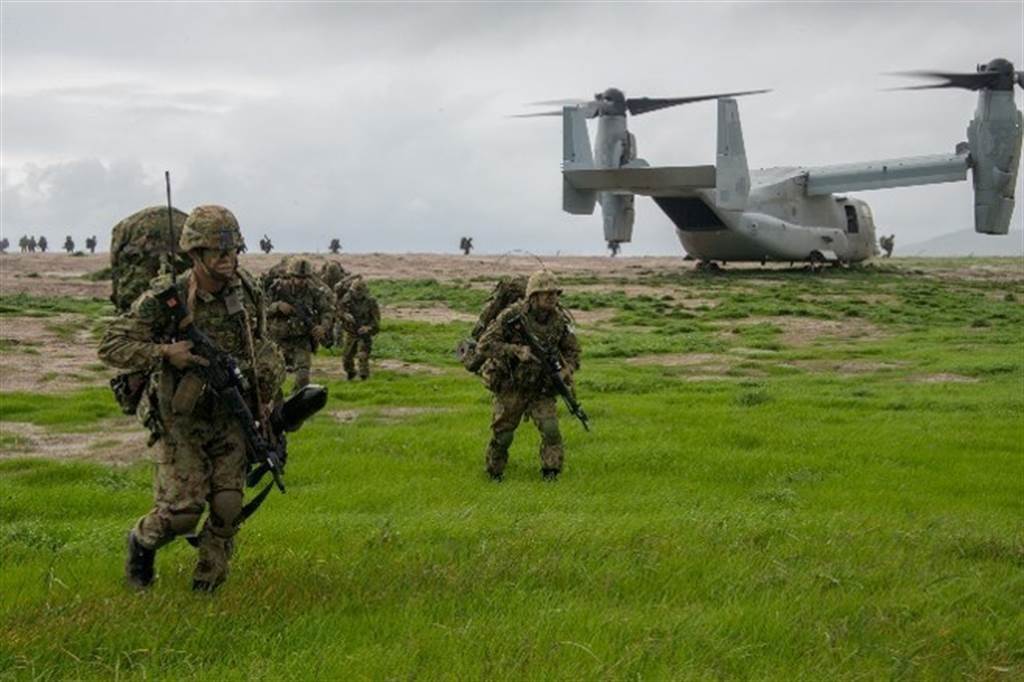 日本陆上自卫队水陆机动团以MV-22进行离岛登陆作战演训