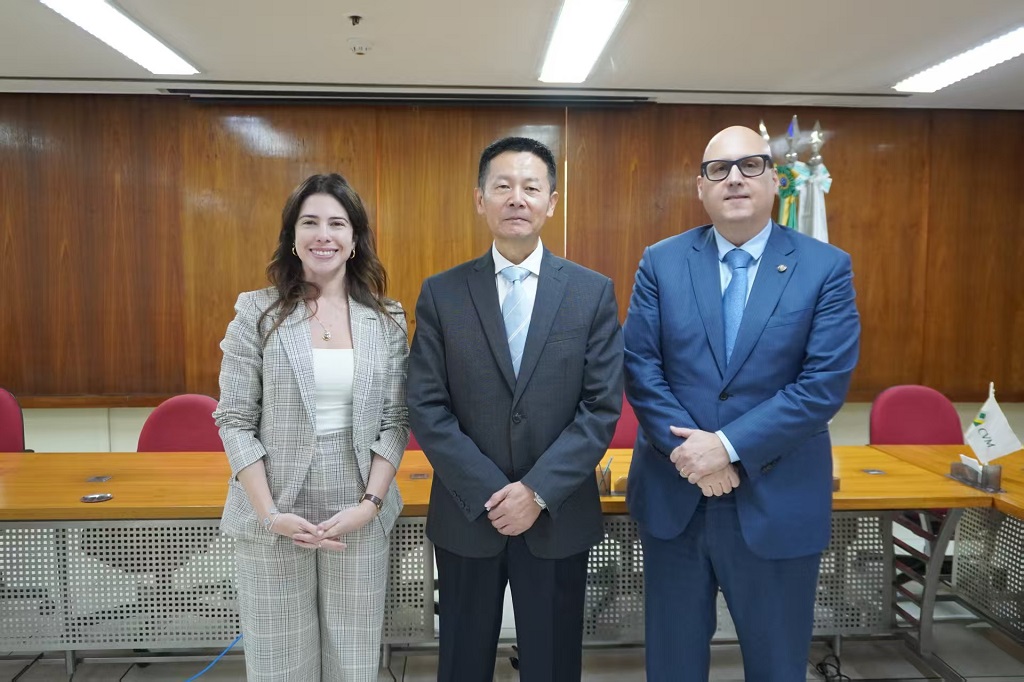 中国证监会主席吴清和巴西证监会（CVM）代理主席卢博（Otto Lobo）、委员科波拉（Marina Copola）举行双边会谈