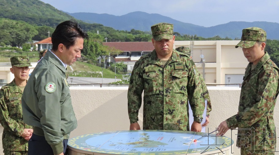日本防卫相小泉进次郎（左二）访问冲绳县石垣市的陆上自卫队驻地