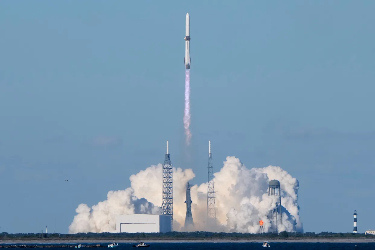 蓝色起源公司的“新格伦”火箭从佛罗里达州卡纳维拉尔角太空部队基地的36号发射台升空