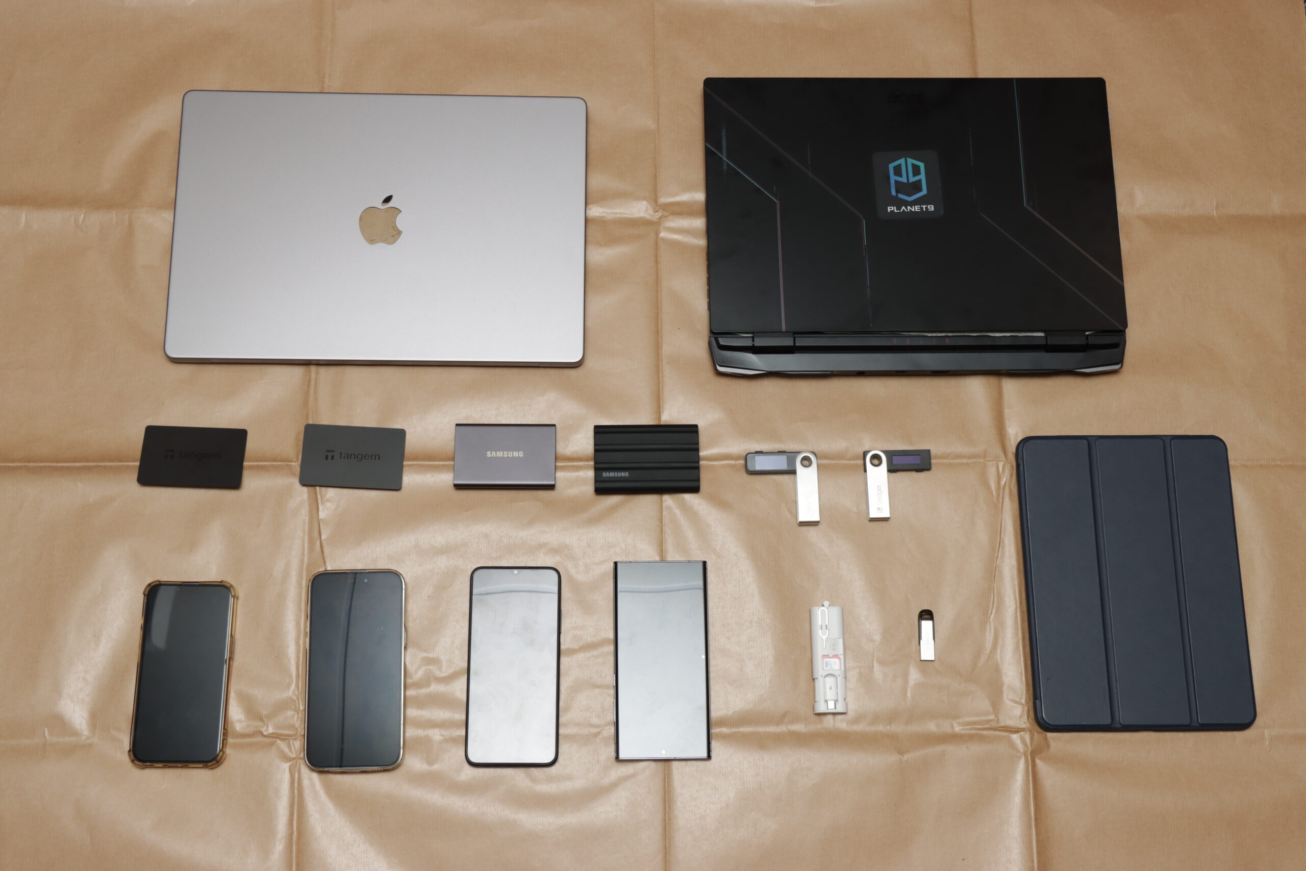 新加坡警方展示缴获的电子设备