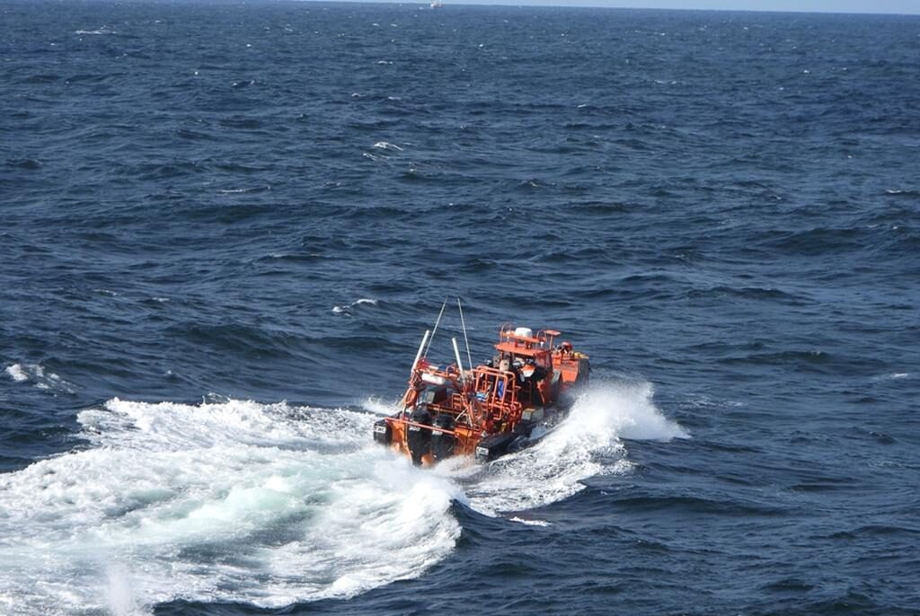 韩国海警在事发海域附近搜救失踪人员