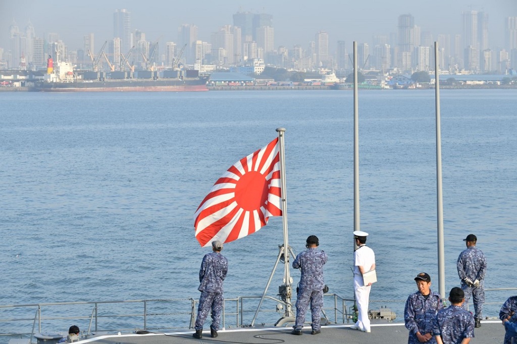 日本海上自卫队访问孟买时，舰艇停靠在当地港口