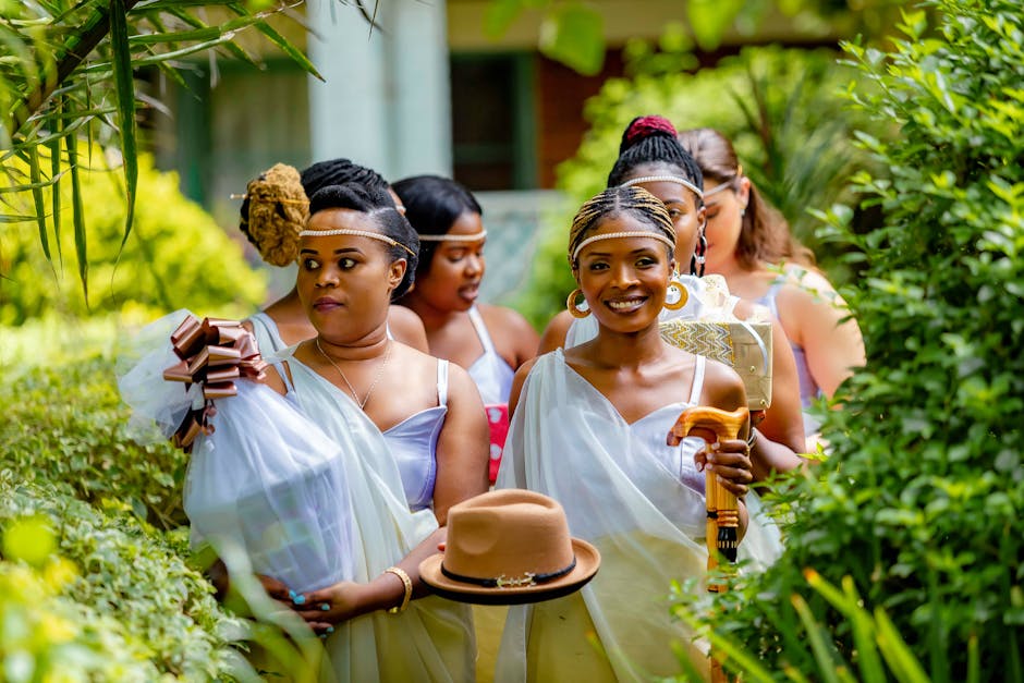 一群身着传统服饰的乌干达妇女欢庆节日