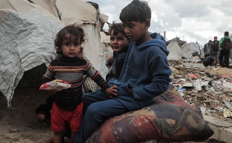 加沙地带，孩子们坐在帐篷外