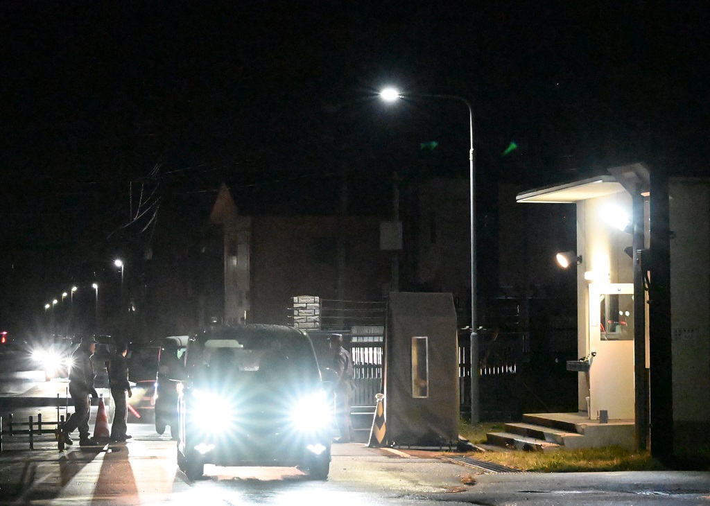 日本8日晚间发生地震和海啸预警之后，海上自卫队八户空军基地开始接收疏散人员