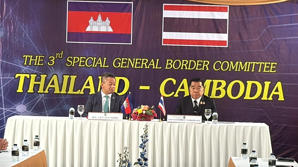 泰国国防部长纳塔蓬与柬埔寨国防部长狄西哈在泰国春蓬府签署联合声明