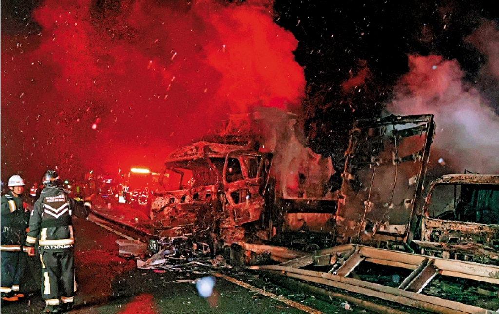 日本群马县水上町关越高速公路发生67车连环事故