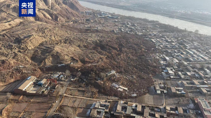 甘肃省临夏州永靖县盐锅峡镇黄茨村发生滑坡灾害，造成45户住宅被掩埋