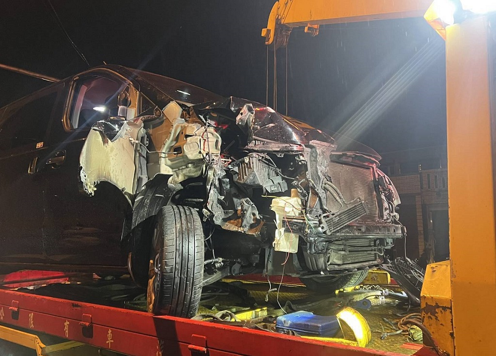 台湾宜兰，一名24岁林姓警员在路口执勤时遭遇失控车辆撞击