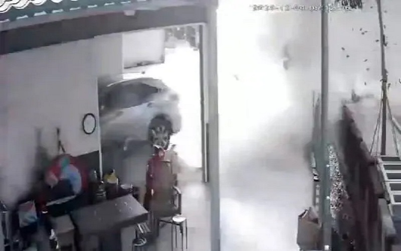 台湾陆军在彰化县溪州乡实弹射击训练时炮弹意外落入民宅