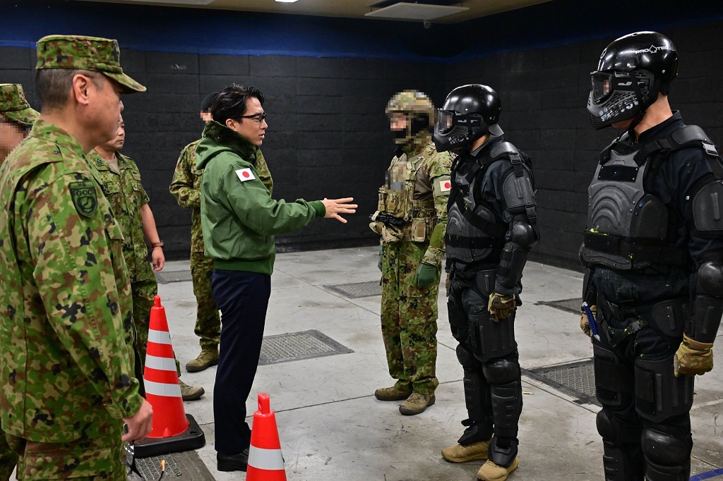 日本防卫大臣小泉进次郎前往奈良野营地的特种作战群观摩训练示范