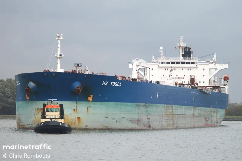 悬挂科摩罗旗帜的“格林奇”号油轮