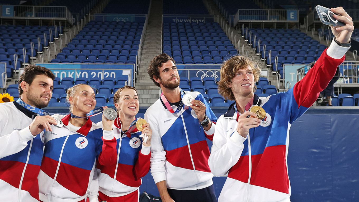 俄罗斯奥运队（ROC）网球选手们在颁奖仪式后庆祝的瞬间