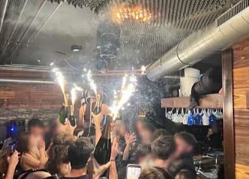 瑞士阿尔卑斯山区一家酒吧在跨年夜发生火灾造成数十人伤亡，视频画面显示为焰火棒引燃了天花板上的易燃隔音泡沫和木板