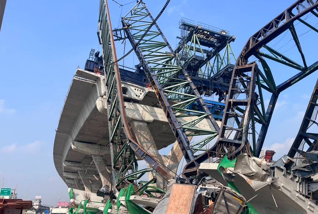 2026年1月15日，泰国曼谷拉玛二路发生起重机倒塌事故，造成5人受伤、2人死亡，两辆汽车被压