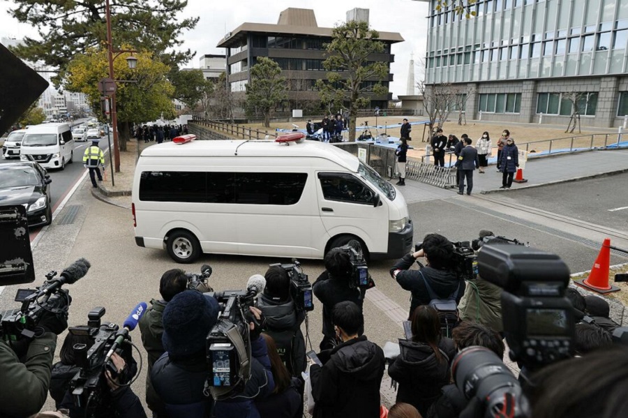 押送安倍遭枪击案被告山上彻也的车辆驶入奈良地方法院