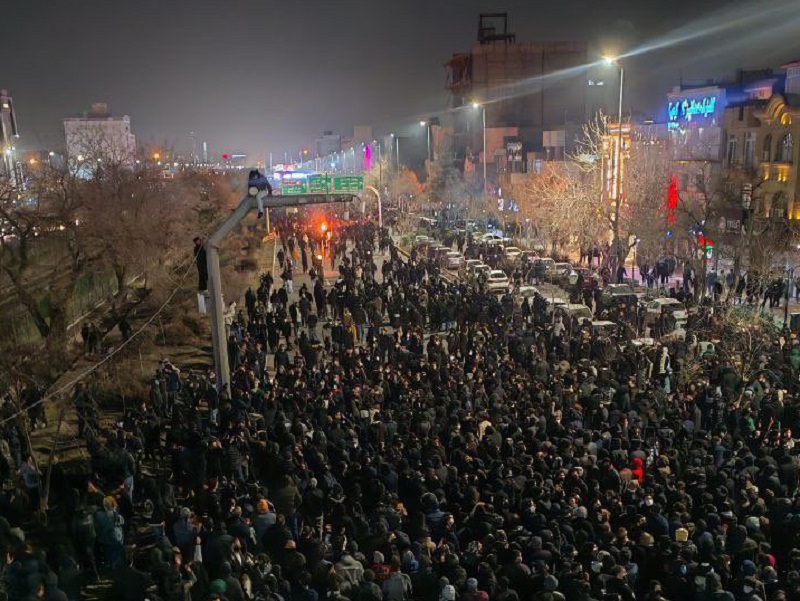 2026年1月10日晚间，伊朗抗议的人群挤满了街道