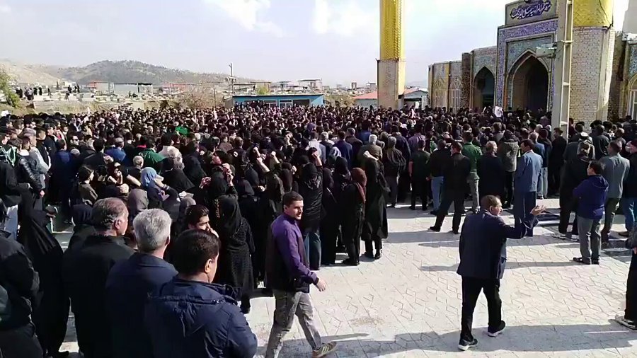 伊朗阿卜达南的居民为抗议活动中去世的17岁库尔德裔阿里雷扎·塞迪（Alireza Seidi）举行悼念活动