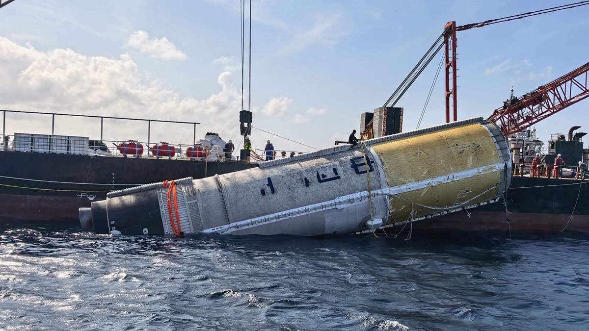 中国从南海预定海域成功打捞回收长征十号运载火箭一级箭体