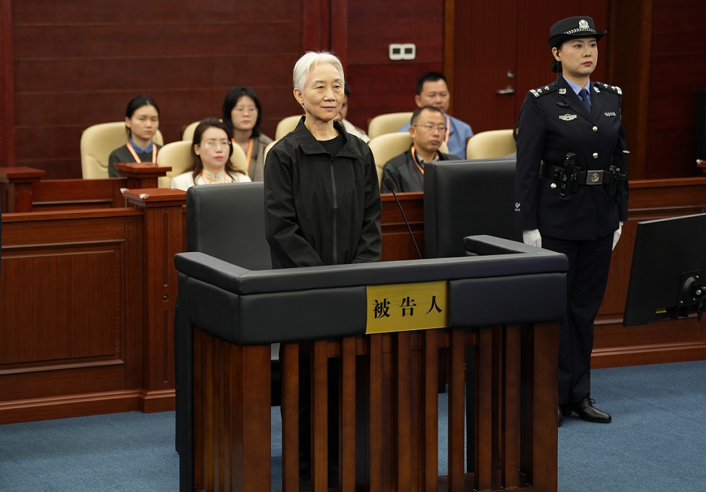 中国十四届全国政协人口资源环境委员会原副主任李微微出庭受审