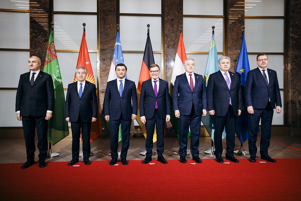 德国外长约翰·瓦德普富尔（Johann Wadephul）在柏林与哈萨克斯坦、乌兹别克斯坦、吉尔吉斯斯坦、塔吉克斯坦、土库曼斯坦外长会晤
