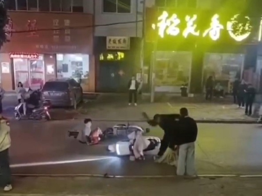 河南省平顶山市郏县，一名男子在街头用拖鞋反复击打一名15岁女孩面部，另有一名黑衣女子对其踢踹