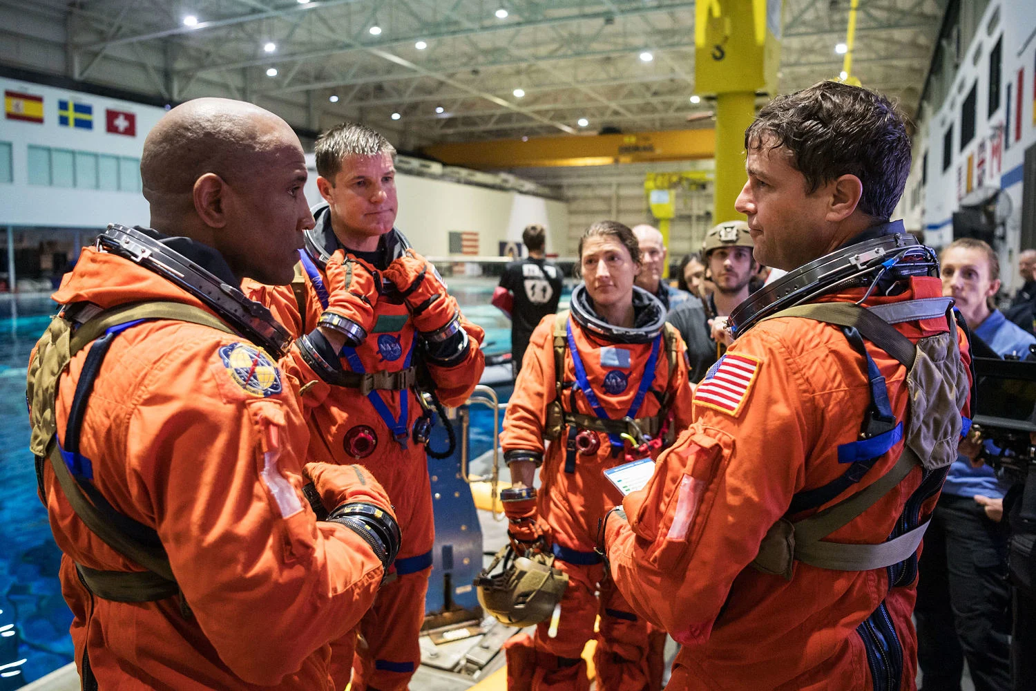 阿耳忒弥斯二号船员在休斯顿NASA中性浮力实验室进行水中生存训练