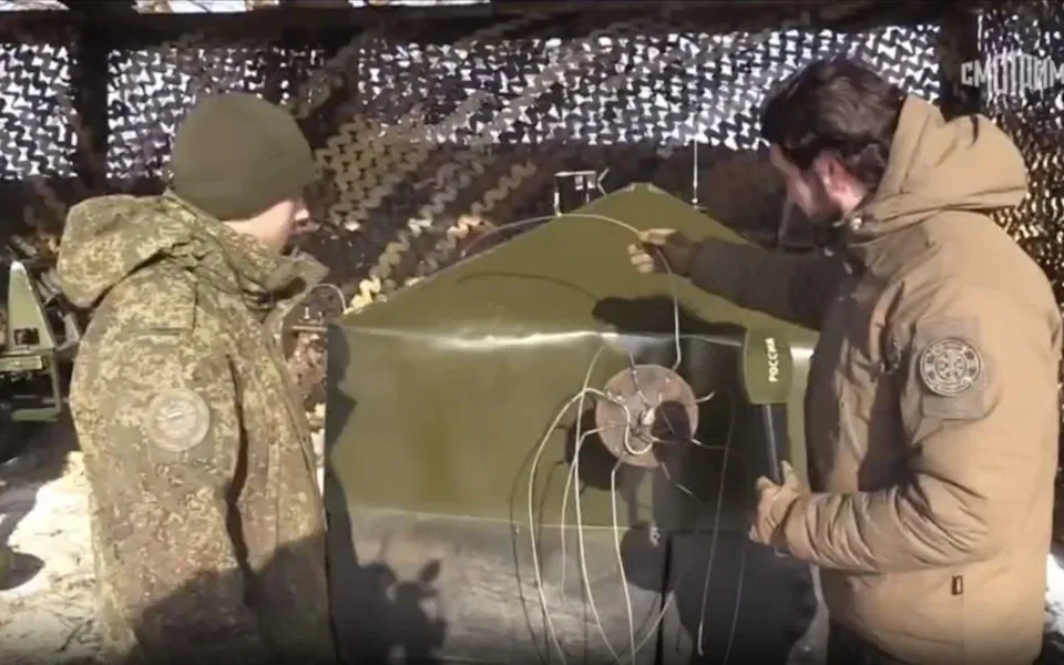 一名俄罗斯军人展示钢缆