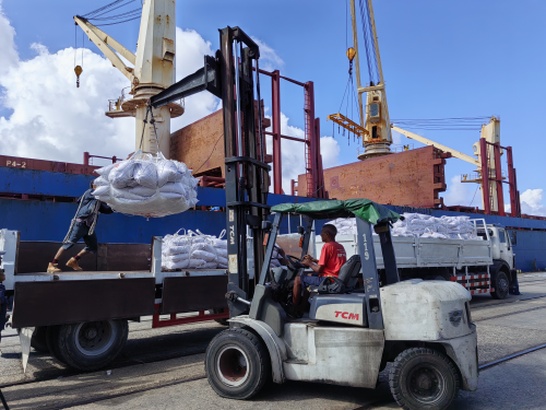 中国对古巴紧急粮食援助项目第三批15600吨大米交付