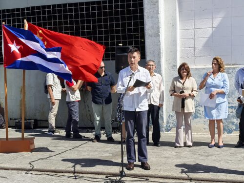 中国驻古巴大使华昕在哈瓦那港码头出席援古巴紧急粮食援助项目第三批15600吨大米交付仪式