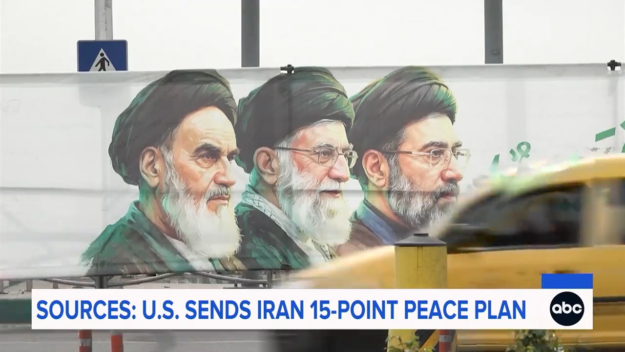 竖立在伊朗城市街头的三位最高领袖像