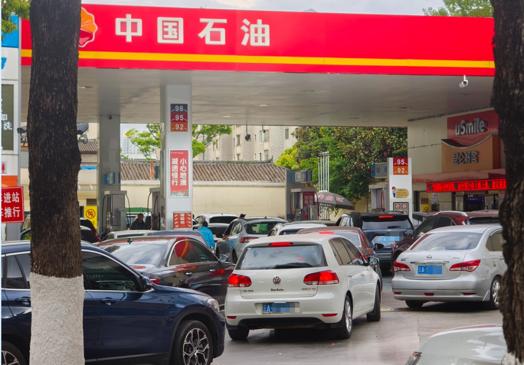 中国石油加油站正在排队加油的汽车