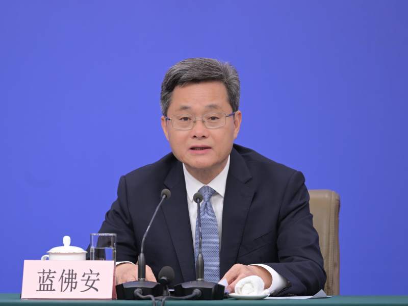 中国财政部部长蓝佛安出席十四届全国人大四次会议经济主题记者会