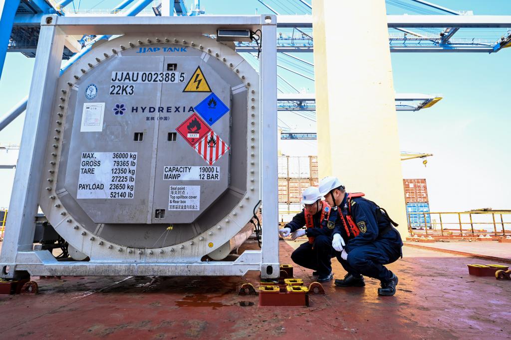 上海海事局执法人员对设备进行装船后检查