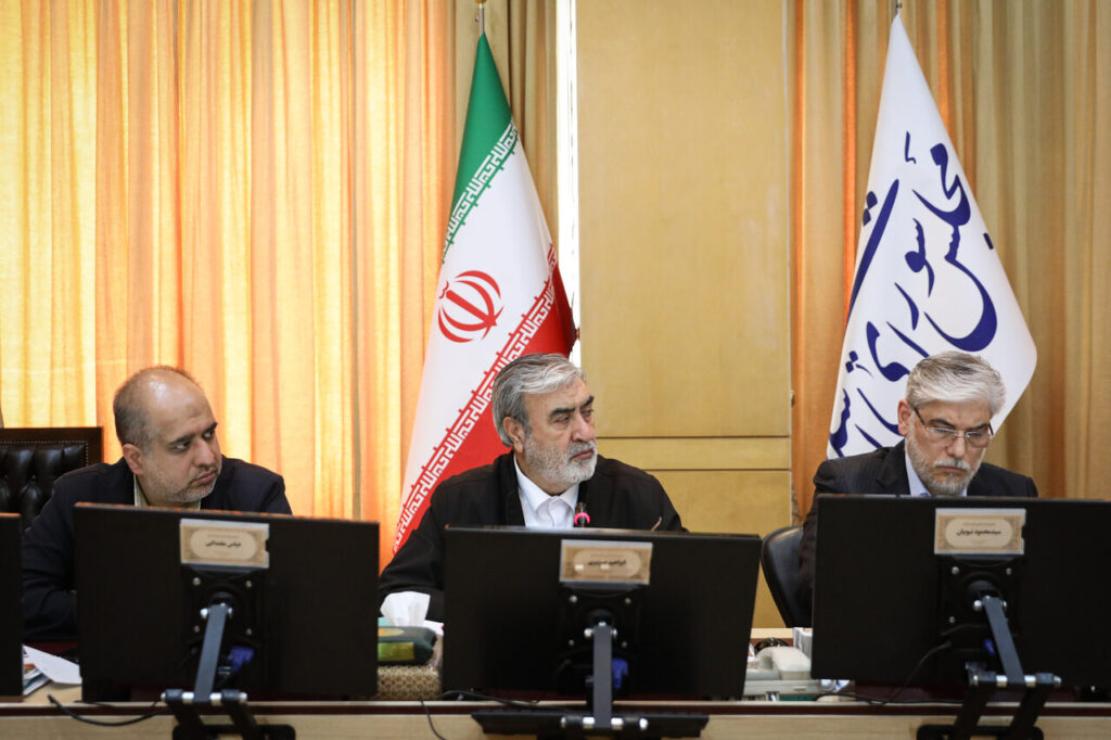 伊朗议会国家安全委员会主席易卜拉欣·阿齐齐（Ebrahim Azizi）（中）