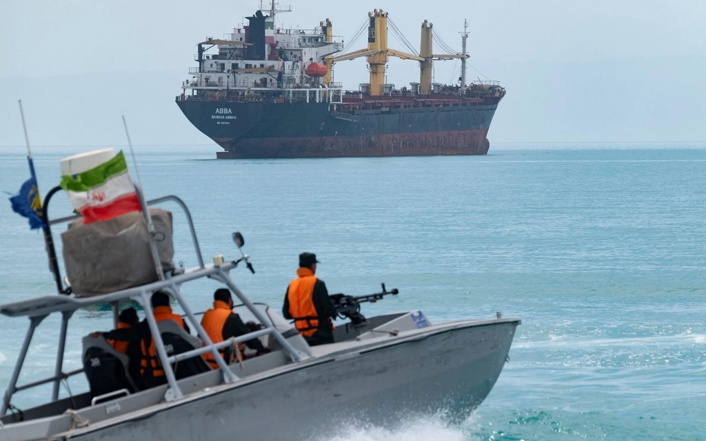 由于伊朗威胁油轮，霍尔木兹海峡的船只通行已中断