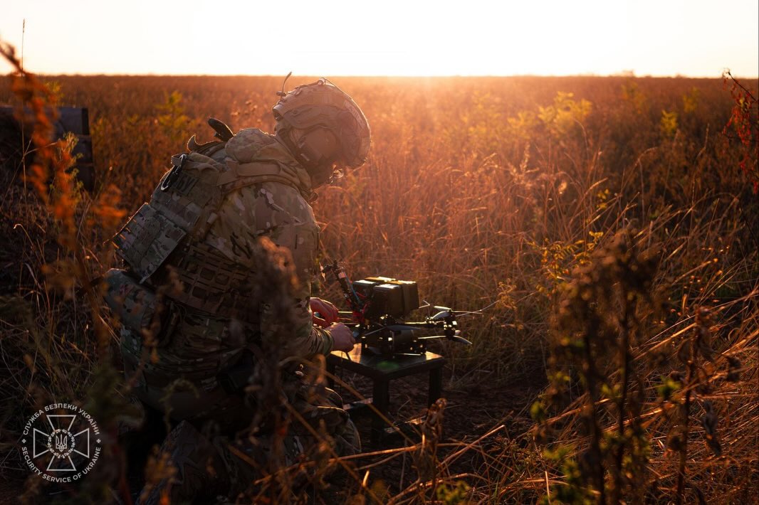 乌克兰国家安全局（SSU）的士兵正在调试无人机装备