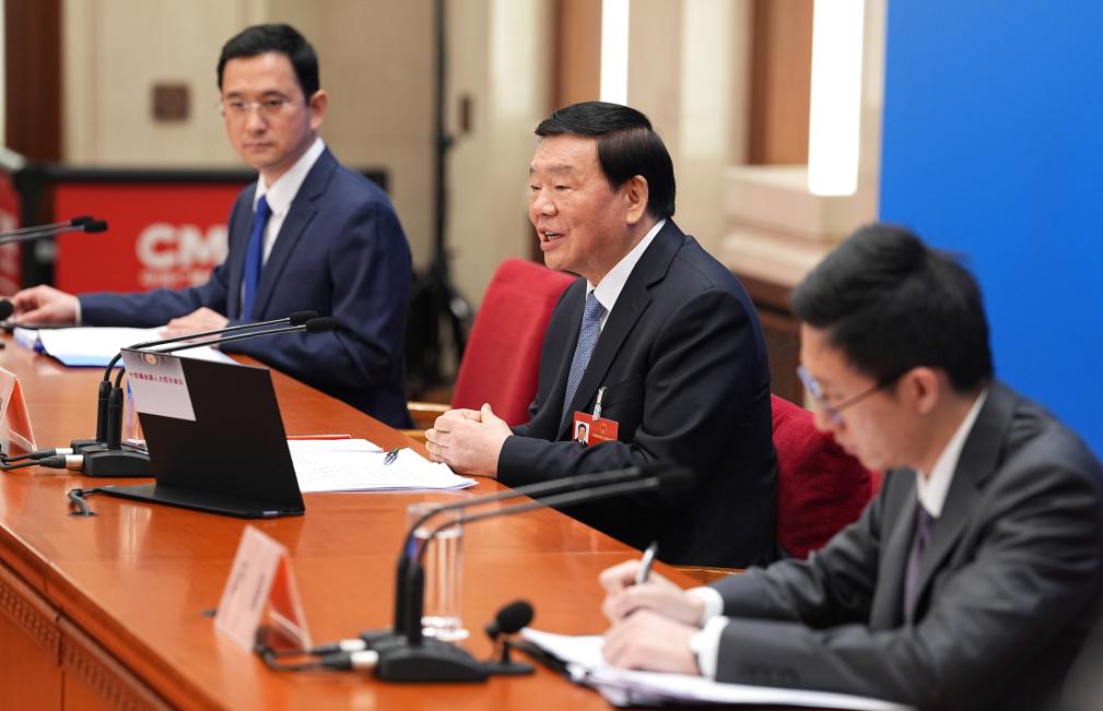 中国十四届全国人大四次会议举行新闻发布会，大会发言人娄勤俭回答中外记者提问