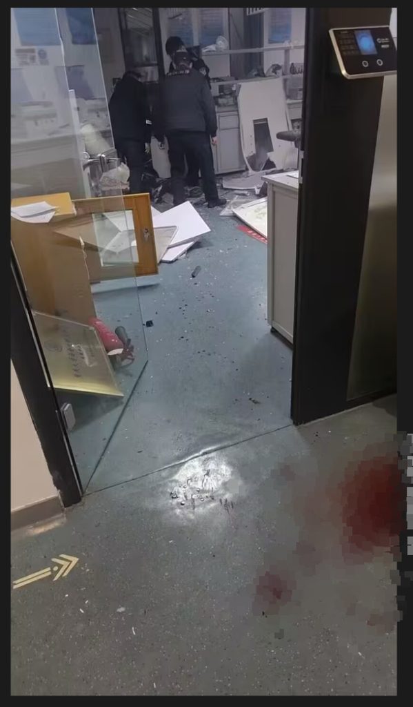 重庆大学科学城校区虎溪校园一实验室发生爆炸,现场门口有血迹,室内设备损坏