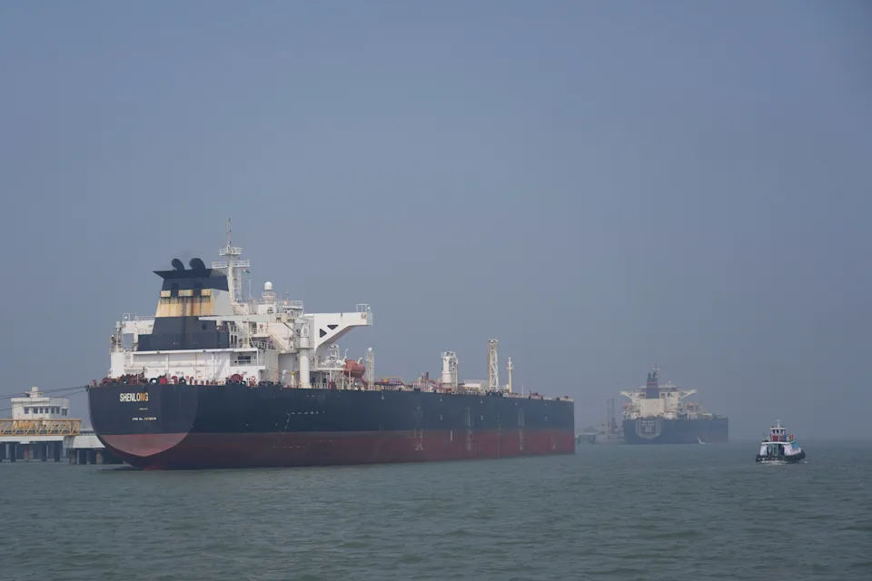 悬挂利比里亚国旗的“神龙”号苏伊士型油轮从沙特阿拉伯运载原油