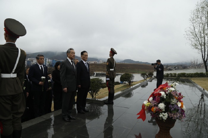 中国外交部长王毅前往平壤东部江东郡祭扫中国人民志愿军烈士陵园