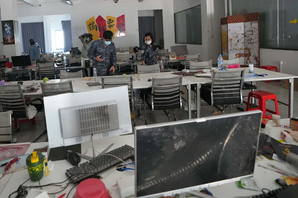 泰国士兵在柬埔寨O’Smach的诈骗窝点搜查