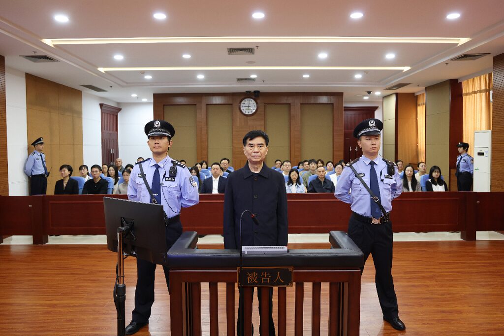 江西省人大常委会原党组副书记、副主任洪礼和出庭受审