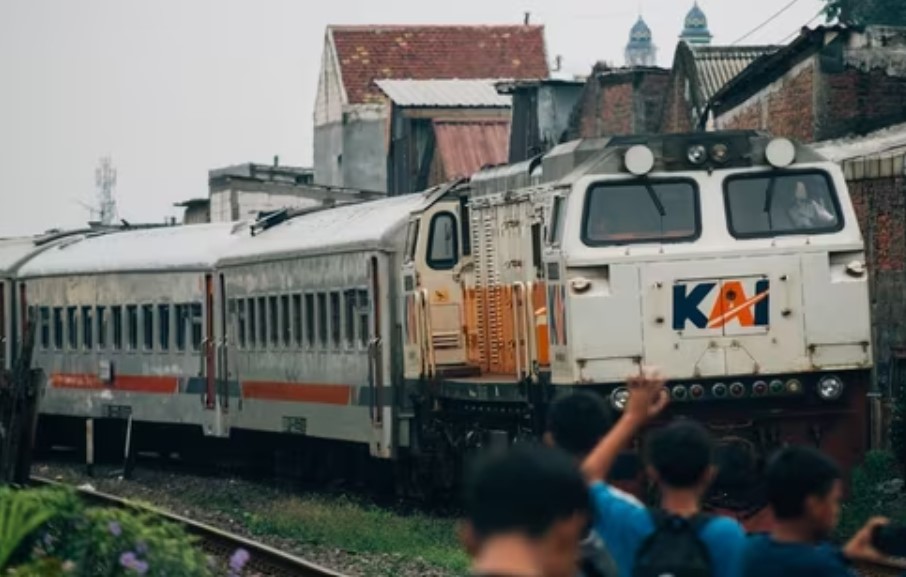 印尼勿加泗一处车站发生火车相撞事故