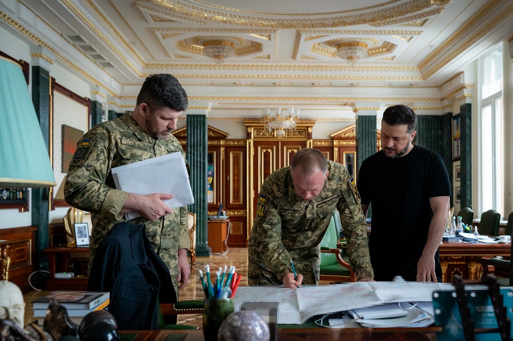 乌克兰武装部队总司令亚历山大·瑟尔斯基（Oleksandr Syrskyi）、总参谋长安德烈·赫纳托夫（Andrii Hnatov）、总统弗拉基米尔·泽连斯基（Volodymyr Zelenskiy）。