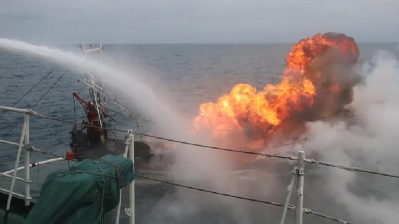 中国大陆海警舰艇对失火台湾渔船进行灭火