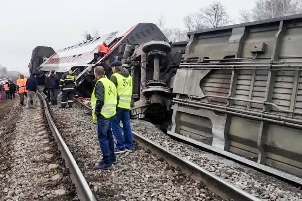 俄罗斯乌里扬诺夫斯克地区一列车脱轨，七节双层车厢翻覆