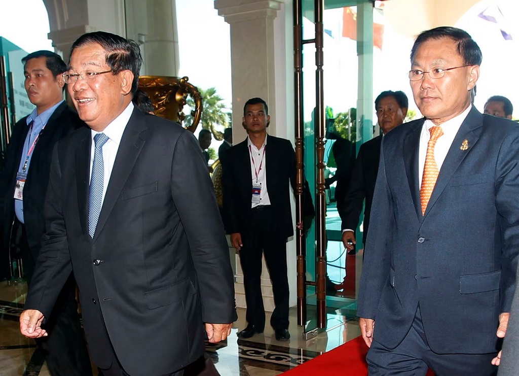 柬埔寨时任首相洪森和参议员李永发(右)抵达金边郊外